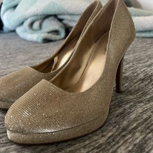 Women’s size 6 Fioni Night gold sparkle heels